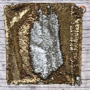 🛒 *NWT* Gold/Silver Sequin Pillow Cover